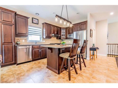 77 Michael Drive, Welland, ON - Indoor Photo Showing Kitchen With Upgraded Kitchen