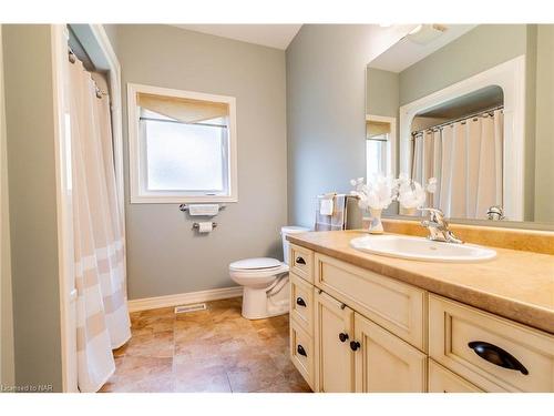 77 Michael Drive, Welland, ON - Indoor Photo Showing Bathroom