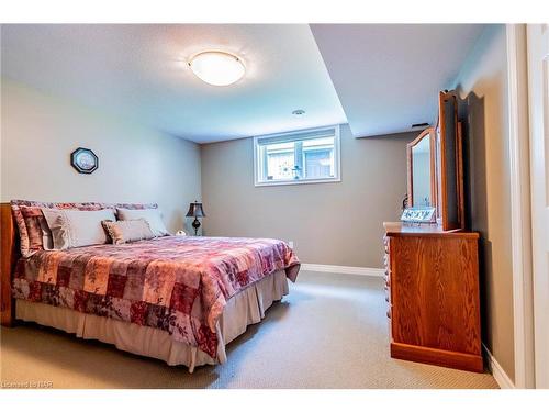 77 Michael Drive, Welland, ON - Indoor Photo Showing Bedroom