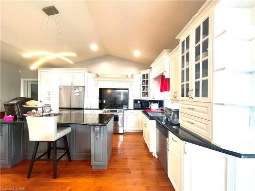 4956 Dorchester Road, Niagara Falls, ON - Indoor Photo Showing Kitchen