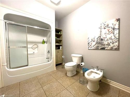 4956 Dorchester Road, Niagara Falls, ON - Indoor Photo Showing Bathroom