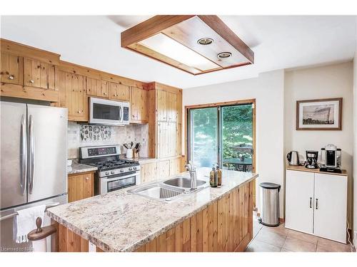 29 Dundas Crescent, St. Catharines, ON - Indoor Photo Showing Kitchen With Double Sink With Upgraded Kitchen