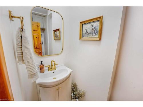 29 Dundas Crescent, St. Catharines, ON - Indoor Photo Showing Bathroom