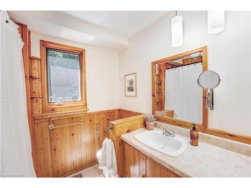 29 Dundas Crescent, St. Catharines, ON - Indoor Photo Showing Bathroom