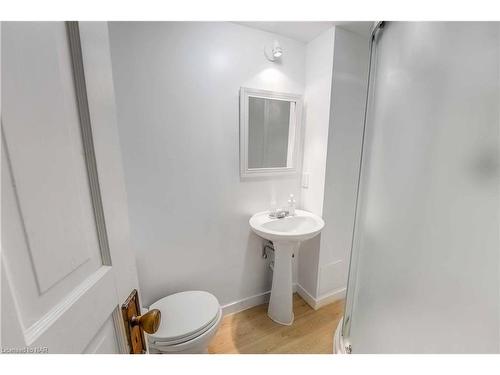 29 Dundas Crescent, St. Catharines, ON - Indoor Photo Showing Bathroom