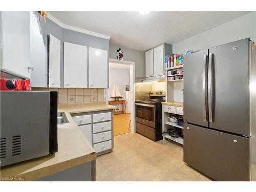 7988 Watson Street, Niagara Falls, ON - Indoor Photo Showing Kitchen