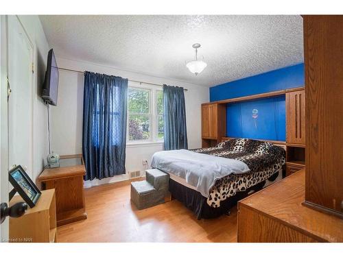 7988 Watson Street, Niagara Falls, ON - Indoor Photo Showing Bedroom