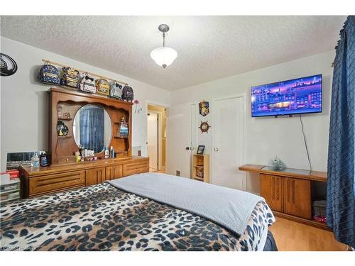 7988 Watson Street, Niagara Falls, ON - Indoor Photo Showing Bedroom