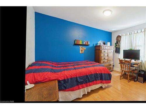 7988 Watson Street, Niagara Falls, ON - Indoor Photo Showing Bedroom