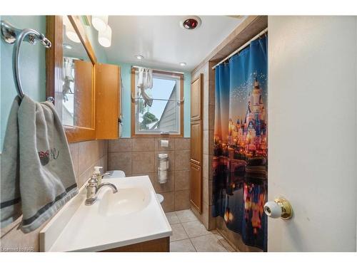 7988 Watson Street, Niagara Falls, ON - Indoor Photo Showing Bathroom