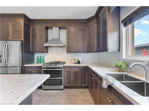 689 Brian Street, Fort Erie, ON - Indoor Photo Showing Kitchen With Double Sink With Upgraded Kitchen