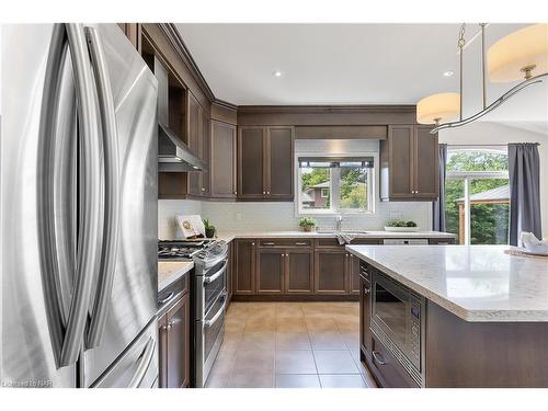 689 Brian Street, Fort Erie, ON - Indoor Photo Showing Kitchen With Upgraded Kitchen