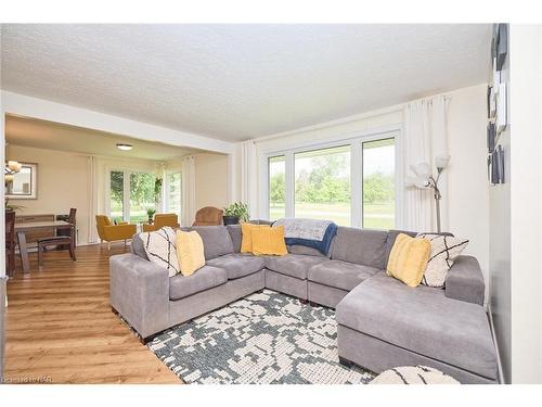 31953 Church Street, Wainfleet, ON - Indoor Photo Showing Living Room