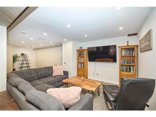 31953 Church Street, Wainfleet, ON - Indoor Photo Showing Living Room