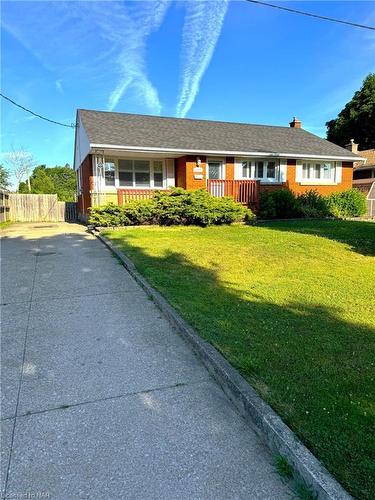 3533 Gainsborough Avenue, Niagara Falls, ON - Outdoor With Deck Patio Veranda With Facade