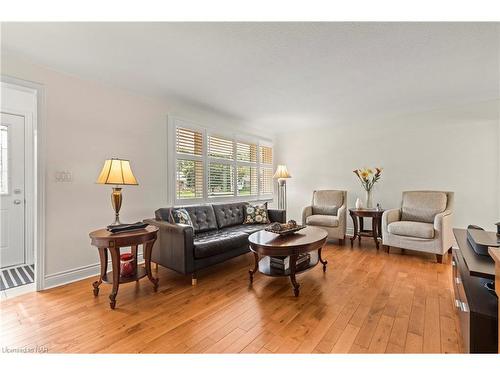 3533 Gainsborough Avenue, Niagara Falls, ON - Indoor Photo Showing Living Room
