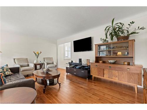 3533 Gainsborough Avenue, Niagara Falls, ON - Indoor Photo Showing Living Room