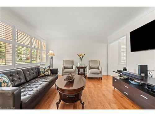 3533 Gainsborough Avenue, Niagara Falls, ON - Indoor Photo Showing Living Room