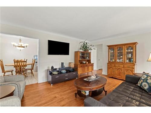 3533 Gainsborough Avenue, Niagara Falls, ON - Indoor Photo Showing Living Room