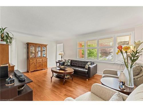 3533 Gainsborough Avenue, Niagara Falls, ON - Indoor Photo Showing Living Room