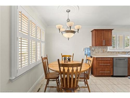 3533 Gainsborough Avenue, Niagara Falls, ON - Indoor Photo Showing Dining Room