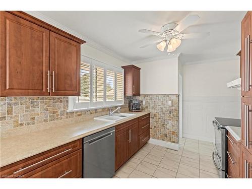 3533 Gainsborough Avenue, Niagara Falls, ON - Indoor Photo Showing Kitchen