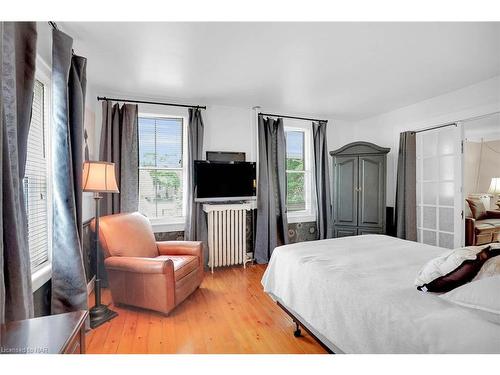 28 Johnson Street, Niagara-On-The-Lake, ON - Indoor Photo Showing Bedroom