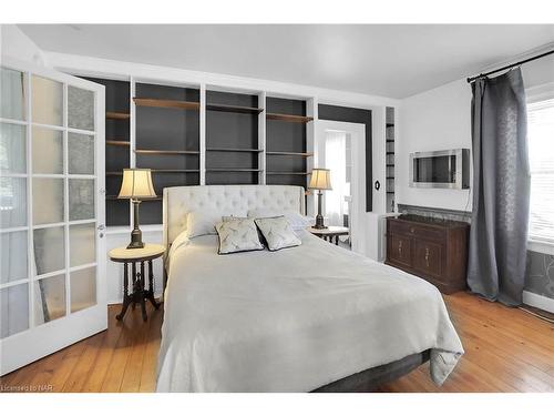 28 Johnson Street, Niagara-On-The-Lake, ON - Indoor Photo Showing Bedroom