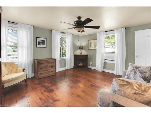 28 Johnson Street, Niagara-On-The-Lake, ON - Indoor Photo Showing Living Room