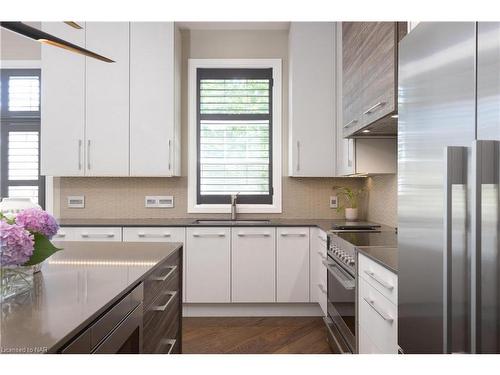 8-2 Black Walnut Common, St. Catharines, ON - Indoor Photo Showing Kitchen With Upgraded Kitchen