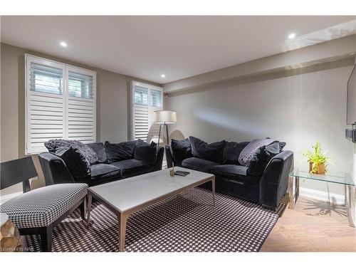 8-2 Black Walnut Common, St. Catharines, ON - Indoor Photo Showing Living Room