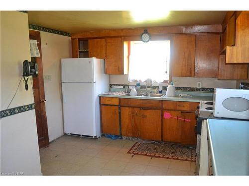 519 Buffalo Road, Fort Erie, ON - Indoor Photo Showing Kitchen With Double Sink