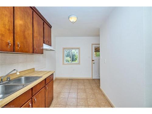 6602 Barker Street, Niagara Falls, ON - Indoor Photo Showing Kitchen With Double Sink