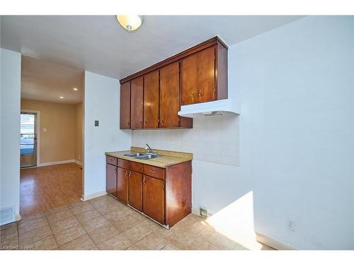 6602 Barker Street, Niagara Falls, ON - Indoor Photo Showing Kitchen With Double Sink