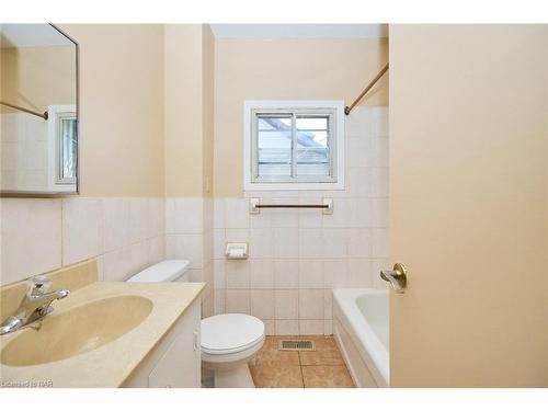 6602 Barker Street, Niagara Falls, ON - Indoor Photo Showing Bathroom