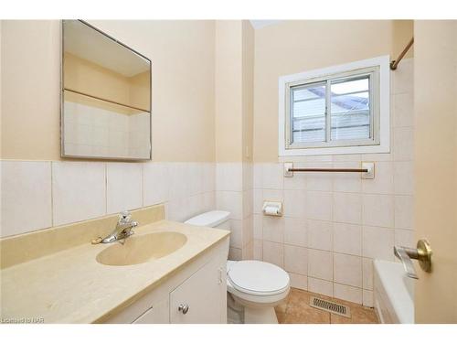 6602 Barker Street, Niagara Falls, ON - Indoor Photo Showing Bathroom