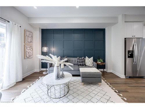 8 Mulhollard Lane, Hamilton, ON - Indoor Photo Showing Living Room