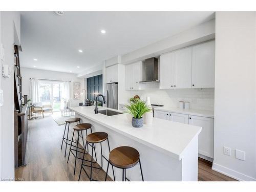 8 Mulhollard Lane, Hamilton, ON - Indoor Photo Showing Kitchen With Upgraded Kitchen