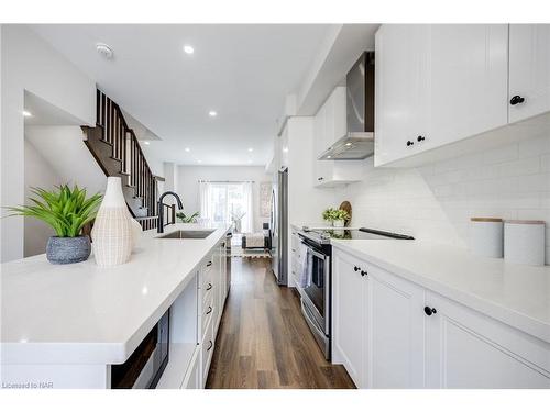 8 Mulhollard Lane, Hamilton, ON - Indoor Photo Showing Kitchen With Upgraded Kitchen