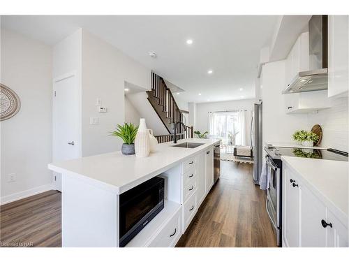 8 Mulhollard Lane, Hamilton, ON - Indoor Photo Showing Kitchen With Upgraded Kitchen