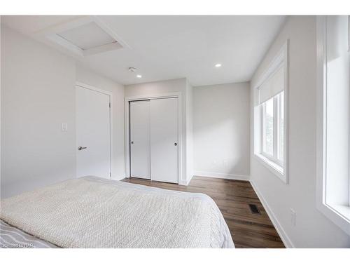 8 Mulhollard Lane, Hamilton, ON - Indoor Photo Showing Bedroom