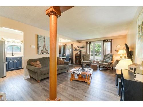 262 First Avenue, Welland, ON - Indoor Photo Showing Living Room