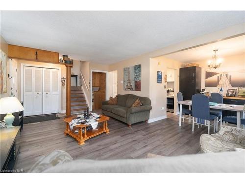 262 First Avenue, Welland, ON - Indoor Photo Showing Living Room