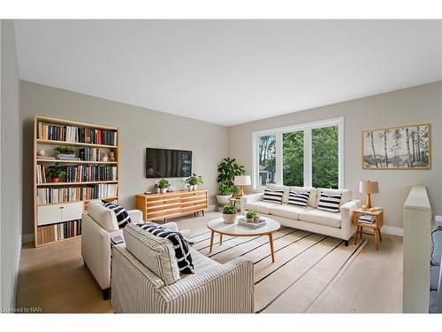 1 Thornton Street, St. Catharines, ON - Indoor Photo Showing Living Room