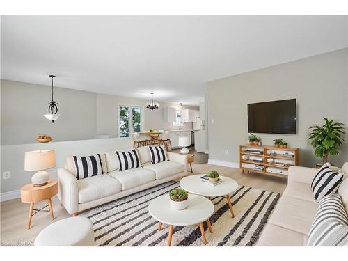 1 Thornton Street, St. Catharines, ON - Indoor Photo Showing Living Room