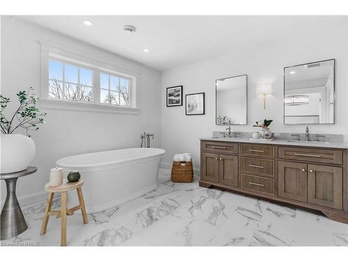 338 Hwy 20 W, Fenwick, ON - Indoor Photo Showing Bathroom