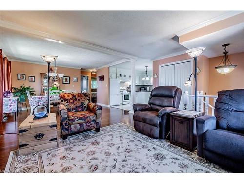 7885 Salisbury Place, Niagara Falls, ON - Indoor Photo Showing Living Room