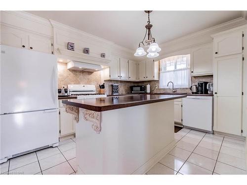 7885 Salisbury Place, Niagara Falls, ON - Indoor Photo Showing Kitchen