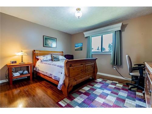 7885 Salisbury Place, Niagara Falls, ON - Indoor Photo Showing Bedroom