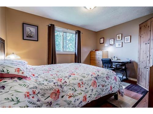 7885 Salisbury Place, Niagara Falls, ON - Indoor Photo Showing Bedroom